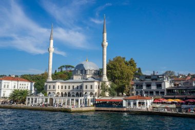 İstanbul 'da güneşli bir günde Beylerbeyi Camii manzarası. Beylerbeyi, İstanbul 'un Uskudar ilçesine bağlı bir mahalle..