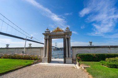 Beylerbeyi Sarayı 'nın giriş kapısı, Boğaz' a açılıyor. Beylerbeyi Sarayı, İstanbul Beylerbeyi Mahallesi 'nde yer almaktadır..