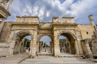 Mazeus ve Mithridates 'in Antik Efes Kapısı. Mazeus ve Mithridates 'in Kapısı, Celsus Kütüphanesi Sarayı' nda zafer kemeridir..