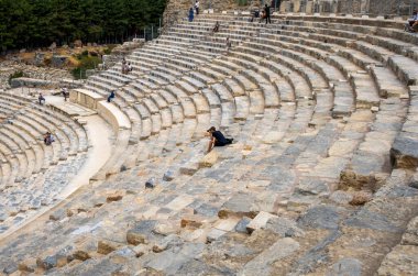 Efes Antik Şehir 'deki Amfitiyatronun manzarası. Efes, İzmir 'in İzmir ilinin günümüz Selcuk ilçesine bağlı bir beldedir..