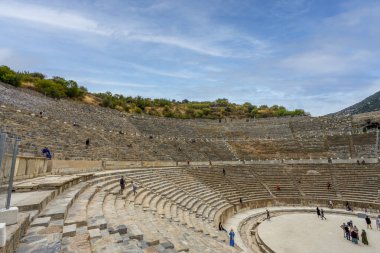 Efes Antik Şehir 'deki Büyük Tiyatro Manzarası. Efes, İzmir 'in İzmir ilinin Günümüz Selcuk ilçesine bağlı bir beldedir..