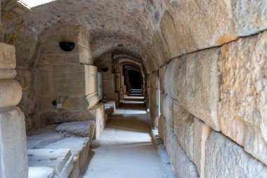 Efes Antik Şehir 'deki Büyük Tiyatro' da taş duvarlı çıkış koridoru. Efes, İzmir 'in İzmir ilinin Günümüz Selcuk ilçesine bağlı bir beldedir..