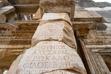 Ephesus antik şehrindeki Celsus Kütüphanesi 'nin duvarında antik Yunan yazıtları. Efes, İzmir 'in İzmir ilinin Günümüz Selcuk ilçesine bağlı bir beldedir..