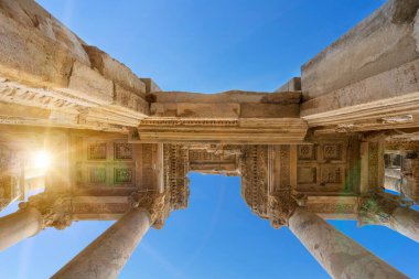 Ephesus Ancient City 'de güneşli bir günde Celsus Kütüphanesi' nin tavanı. Efes, İzmir 'in İzmir ilinin Günümüz Selcuk ilçesine bağlı bir beldedir..