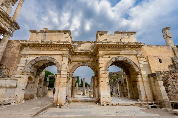 Mazeus ve Mithridates 'in Antik Efes Kapısı. Mazeus ve Mithridates 'in Kapısı, Celsus Kütüphanesi Sarayı' nda zafer kemeridir..