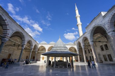 İstanbul, Türkiye 'deki Fatih Camii Avlusundaki Abdest Çeşmesi Manzarası, 2021.
