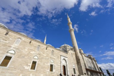 İstanbul 'da güneşli bir günde Fatih Camii' nin (Fatih Camii) geniş açılı manzarası. Fatih Camii, İstanbul 'un Fatih ilçesine bağlı bir Osmanlı camii..
