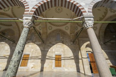 İstanbul 'daki Fatih Camii' nin (Fatih Camii) ayrıntılı manzarası. Fatih Camii, İstanbul 'un Fatih ilçesine bağlı bir Osmanlı camii..