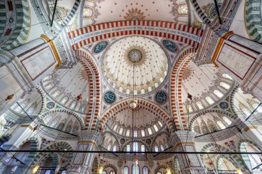 İstanbul, Türkiye 'deki Fatih Camii' nin içindeki kubbenin görüntüsü.