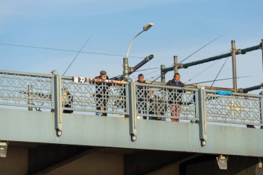 İstanbul, Türkiye 'deki Galata Köprüsü' ndeki bazı balıkçıların görüntüsü, 2021.