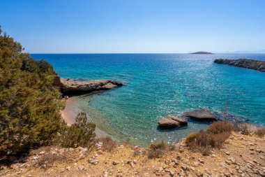 Palamutbuku 'daki Akvaryum Koyu (Akvaryum koyu) manzarası. Palamutbuku, Türkiye 'nin Datca ilinin uzun plajlı bir tatil köyüdür..