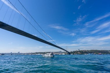 İstanbul 'daki Boğaz Köprüsü' nün panoramik manzarası.