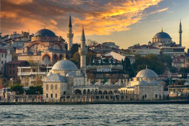 Uskudar kıyı şeridindeki bazı camilerin görüntüsü. Uskudar, İstanbul 'un kuzeybatısında yer alan bir ilçedir..