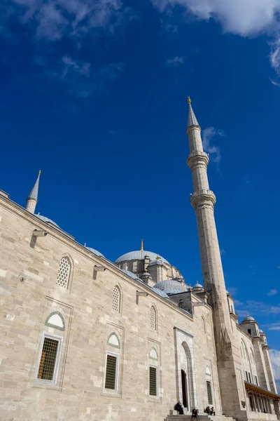 在伊斯坦布尔阳光灿烂的日子观看法蒂赫清真寺 它得名于奥斯曼苏丹穆罕默德征服者 在土耳其语中被称为法蒂赫苏丹穆罕默德 — 图库照片