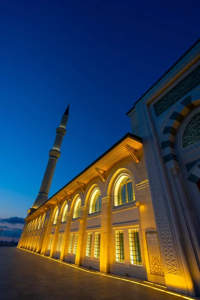 İstanbul 'daki Camlica Camii' nin gece manzarası. Camlica Camii Türkiye 'nin en büyük camii..