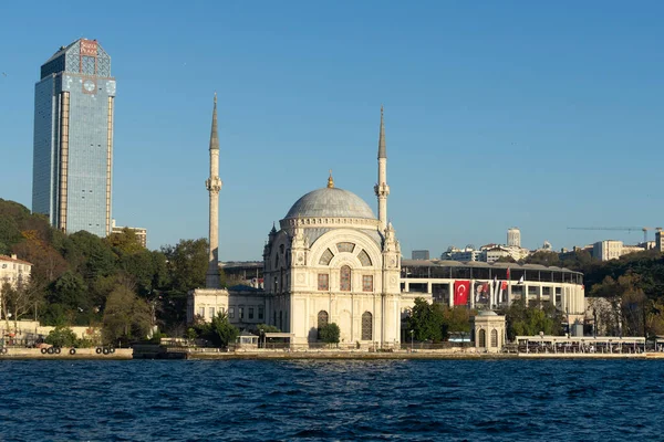 Güneşli bir günde Dolmabahçe Camii 'nin (Bezmialem Valide Sultan Camii) manzarası. Dolmabahce Camii, İstanbul 'un Dolmabahce ilçesindeki Boğaz kıyısında yer almaktadır..