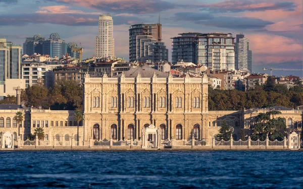 Vista Del Palacio Dolmabahce Atardecer Estambul Dolmabahce Palace Encuentra Costa — Foto de Stock