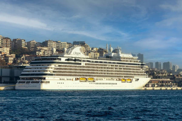 Galataport 'taki terminale yanaşan yolcu gemisinin görüntüsü. Galataport, İstanbul, Türkiye 'nin Galata semtinde bulunan bir yolcu gemisi limanıdır..