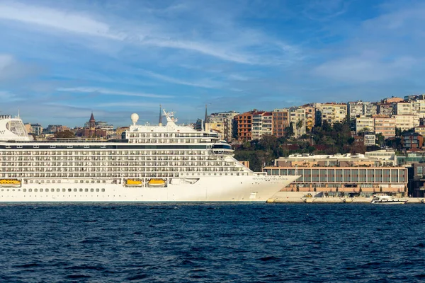 Galataport 'taki terminale yanaşan yolcu gemisinin görüntüsü. Galataport, İstanbul, Türkiye 'nin Galata semtinde bulunan bir yolcu gemisi limanıdır..