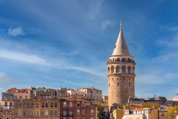 İstanbul 'da güneşli bir günde Galata Kulesi manzarası.