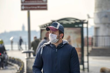 İstanbul, Türkiye 'de Corona virüsüne karşı maske takan Türk adam.