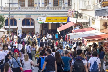Büyükada 'daki kalabalığın görüntüsü. Büyükada, İstanbul 'un Adalar ilçesine bağlı bir mahalle..