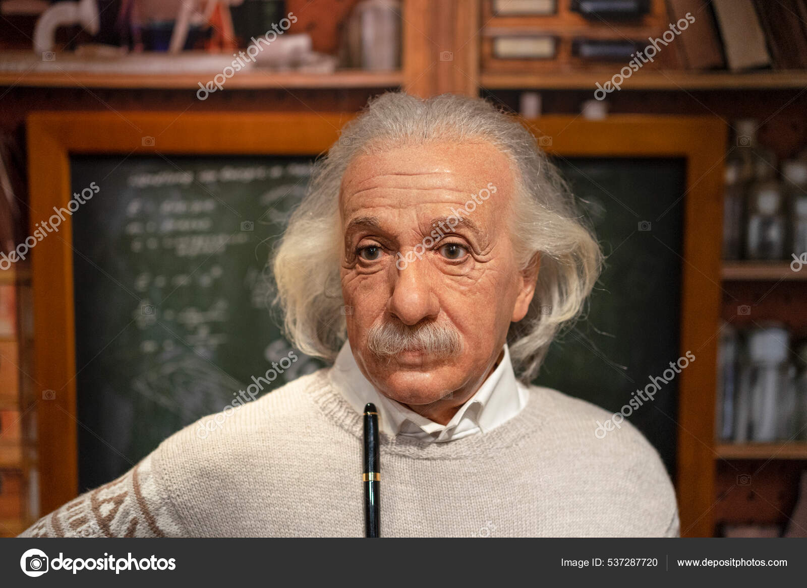 Albert Einsteins Voksskulptur Madame Tussauds Istanbul Albert Einstein Var  Teoretisk – redaksjonelt stockfoto © chronicserotonin #537287720, image size:1600x1167