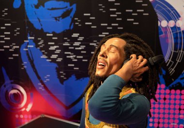 Bayan Tussauds İstanbul 'da Bob Marley' in balmumu heykeli. Bob Marley Jamaikalı şarkıcı, söz yazarı ve müzisyendi. 2021.