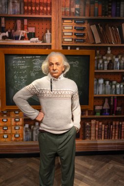 Albert Einstein, Madame Tussauds İstanbul 'da balmumu heykel yapıyor. Albert Einstein tüm zamanların en büyük fizikçilerinden biri olarak tanınan bir teorik fizikçiydi. 2021.