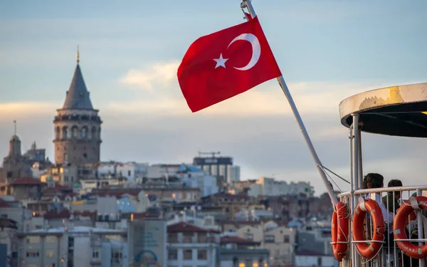 Bandera Turca Ondea Contra Torre Galata Estambul Atardecer — Foto de Stock