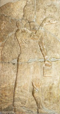 Kanatlı bir dâhinin Suriye duvarı rahatlaması. Orta Doğu tarihinin antik oyma paneli. Antik Asurlu ve Sümerli uygarlığının kalıntıları..