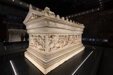 İstanbul Arkeoloji Müzesi 'ndeki Alexander Sarcophagus. Alexander Sarcophagus, MÖ 4 'ün sonlarına doğru Büyük İskender' in kabartma oymalarıyla süslenmiş Helenistik taş bir lahit..