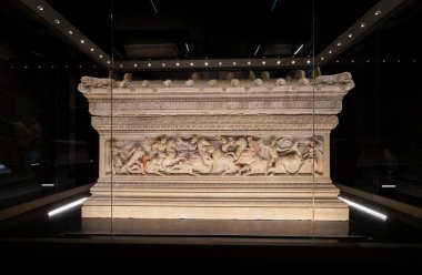 İstanbul Arkeoloji Müzesi 'ndeki Alexander Sarcophagus. Alexander Sarcophagus, MÖ 4 'ün sonlarına doğru Büyük İskender' in kabartma oymalarıyla süslenmiş Helenistik taş bir lahit..