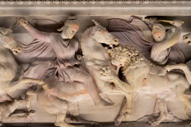 Alexander Sarcophagus İstanbul Arkeoloji Müzesi 'ne yakından bakın. Alexander Sarcophagus, M.Ö. 4 'ün sonlarında Büyük İskender' in kabartma oymalarıyla süslenmiş Helenistik taş bir lahit..