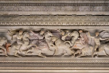 Alexander Sarcophagus İstanbul Arkeoloji Müzesi 'ne yakından bakın. Alexander Sarcophagus, M.Ö. 4 'ün sonlarında Büyük İskender' in kabartma oymalarıyla süslenmiş Helenistik taş bir lahit..