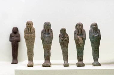 Mısır Ushabtis figürlerinin görüntüsü. Ushabti (Shabti veya Shawabti), Eski Mısır dininde kullanılan bir cenaze figürüdür..