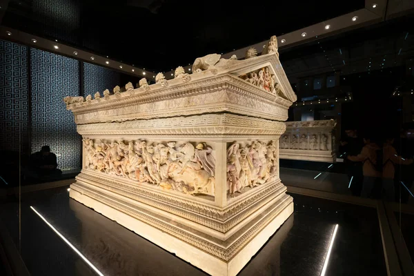 İstanbul Arkeoloji Müzesi 'ndeki Alexander Sarcophagus. Alexander Sarcophagus, M.Ö. 4 'ün sonlarında Büyük İskender' in kabartma oymalarıyla süslenmiş Helenistik taş bir lahit..