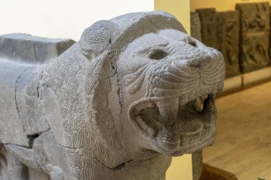 MÖ 9. yüzyılda Zincirli 'deki Geç-Hitit sarayının girişini koruyan taş aslanın başı..