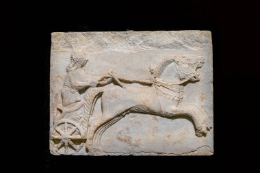 İstanbul Arkeoloji Müzesi, Türkiye 'de at arabası yarışını tasvir eden yardım.