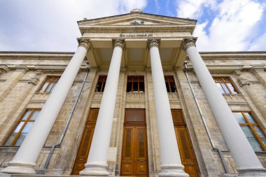 İstanbul Arkeoloji Müzesi 'nin önü. İstanbul Arkeoloji Müzeleri, İstanbul, Türkiye 'nin Eminonu ilçesinde yer alan üç arkeoloji müzesinden oluşan bir grup..