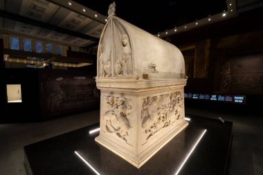 İstanbul Arkeoloji Müzesi 'ndeki Lycian Sarcophagus manzarası. Lycian Sarcophagus, Parian mermerinden yapılmıştır ve ogival Lycia mezarlarına benzer..