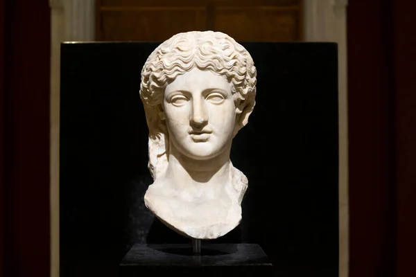 Estatua Mujer Cabeza Museo Arqueología Estambul Turquía —  Fotos de Stock