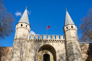 İstanbul Topkapı Sarayı 'nın girişi. Topkapı Sarayı, İstanbul 'un Fatih ilçesine bağlı büyük bir müzedir..