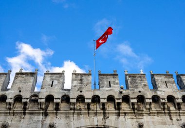 Türkiye 'deki İstanbul Topkapı Sarayı' nın ayrıntılı manzarası. Bulutlu mavi gökyüzüne karşı kale duvarları.