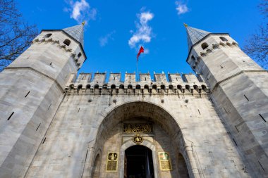 İstanbul 'daki antik Topkapı Sarayı' nın klasik geniş açılı ön görünümü.