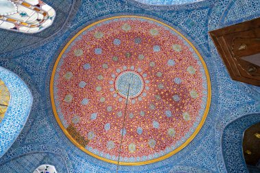 İstanbul 'daki Topkapı Sarayı' nın içindeki mozaik kubbenin görüntüsü.