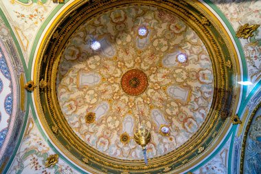Türkiye 'nin İstanbul kentindeki Topkapı Sarayı' nın içindeki kubbenin görüntüsü.