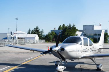 Güneşli bir günde Cirrus SR22 hava aracının kapalı görüntüsü.