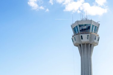 Havaalanındaki hava trafik kontrol kulesinin görüntüsü.