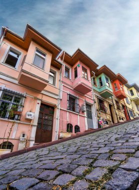 Balat 'taki renkli tarihi binaların manzarası. Balat, İstanbul 'un Fatih ilçesinin geleneksel eski mahallesidir..